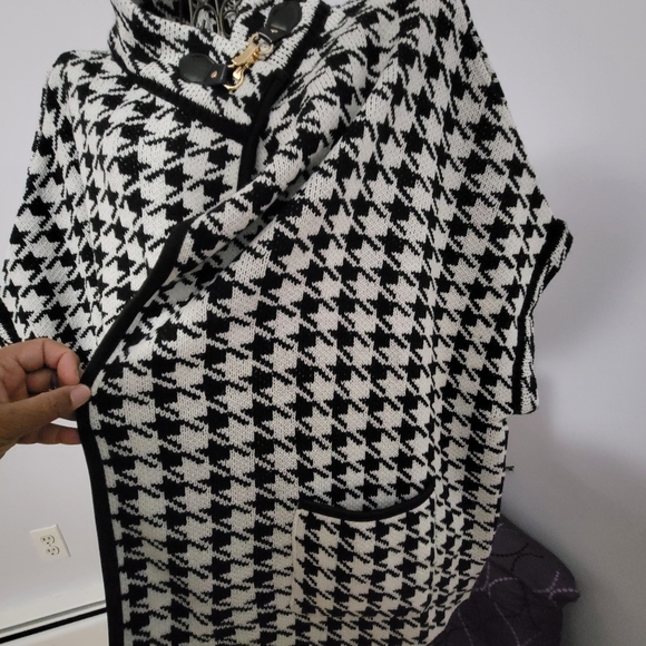 Knitted cape/ pancho designed by MixIt. - Picture 2 of 3